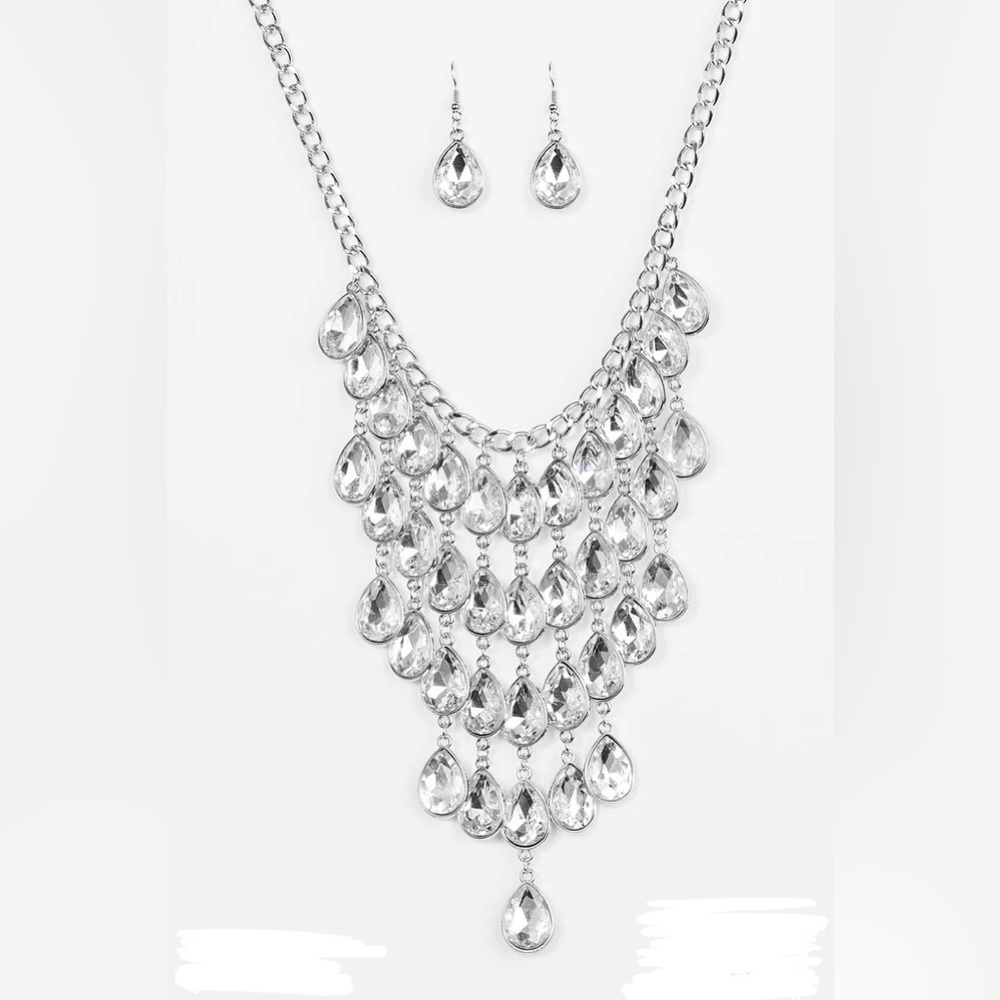 ❣️Long white teardrop rhinestones “ The Shane” 2017 Zi collection necklace❣️*